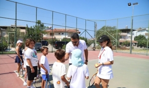 dikilide-cocuklar-icin-tenis-etkinligi-ORvAcv8y.jpg
