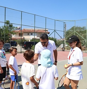dikilide-cocuklar-icin-tenis-etkinligi-ORvAcv8y.jpg