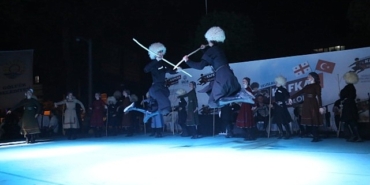 kafkas-ruzgarlariyla-anitparkta-unutulmaz-bir-folklor-yolculugu-G2kiL8O1.jpg