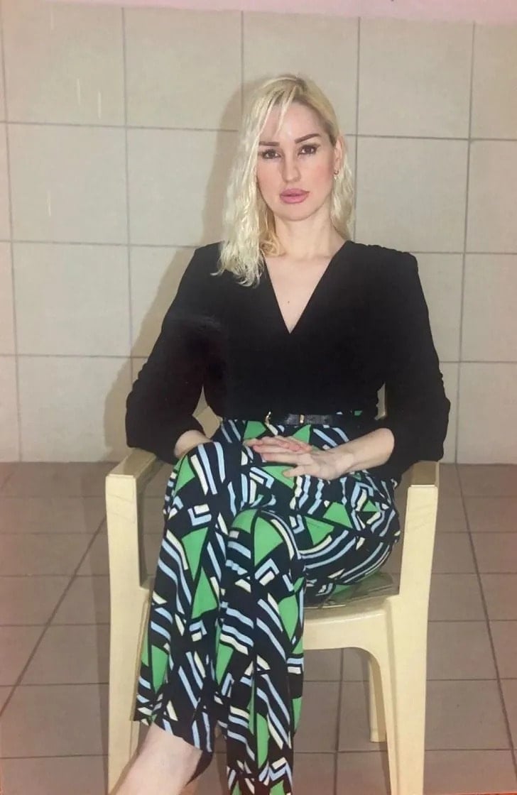 Adnan Oktar suç örgütüne yönelik operasyonda tutuklanan Merve Büyükbayrak’ın hapishanede çekildiği iddia edilen fotoğraflar gündemde. Kedicik olarak bilinen Merve Büyükbayrak, Kandıra 1 No’lu F Tipi Cezaevi’nde görüntülendi.