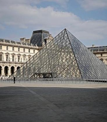 louvre-soygunu-adi-suclar-muzayi-sinirinda-iljmacfr.jpg