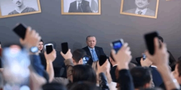erdogan-genclerle-bulusmada-siire-gazelee-eslik-etti-ahUXCrMd.jpg