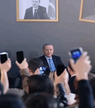 erdogan-genclerle-bulusmada-siire-gazelee-eslik-etti-ahUXCrMd.jpg