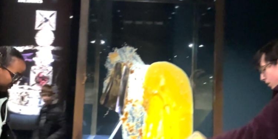 Londra Kulesi’nde Devlet Tacı Protestosu