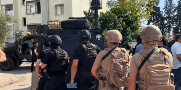 Adana'da Polise El Bombası ve Silahla Direnen İki Şüpheli Tutuklandı