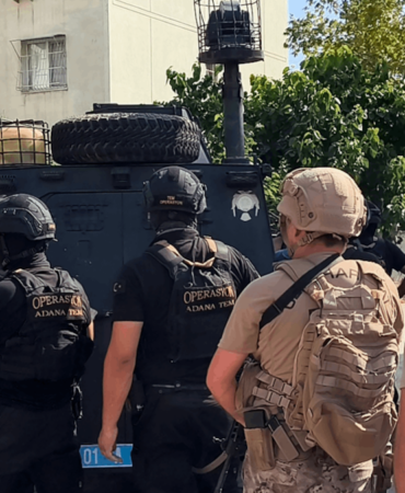 Adana'da Polise El Bombası ve Silahla Direnen İki Şüpheli Tutuklandı