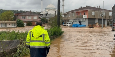 Karasu'da Şiddetli Sağanak Nedeniyle Dere Taştı Ev ve İş Yerlerini Su Bastı