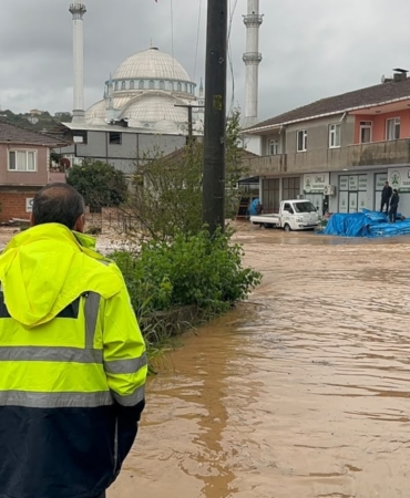 Karasu'da Şiddetli Sağanak Nedeniyle Dere Taştı Ev ve İş Yerlerini Su Bastı