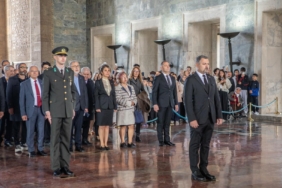Muayenehane Hekimleri 1 Ekim Dolayısıyla Anıtkabir'de Atatürk'ün Huzuruna Çıktı