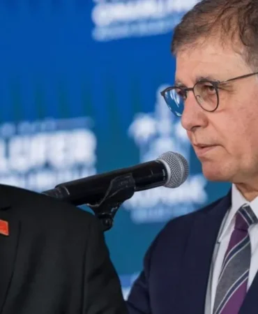 Özgür Özel, AKP’ye katılan İzmir Büyükşehir Belediye Başkanı Cemil Tugay’a sert sözler söyledi. Öz eleştiri çağrılarına yanıt veren Özel, “İçim yanıyor, içim. Cemil Tugay'a eğer son imzayı bu el attıysa, bu el kırılaydı, bu kafa kırılaydı, bug