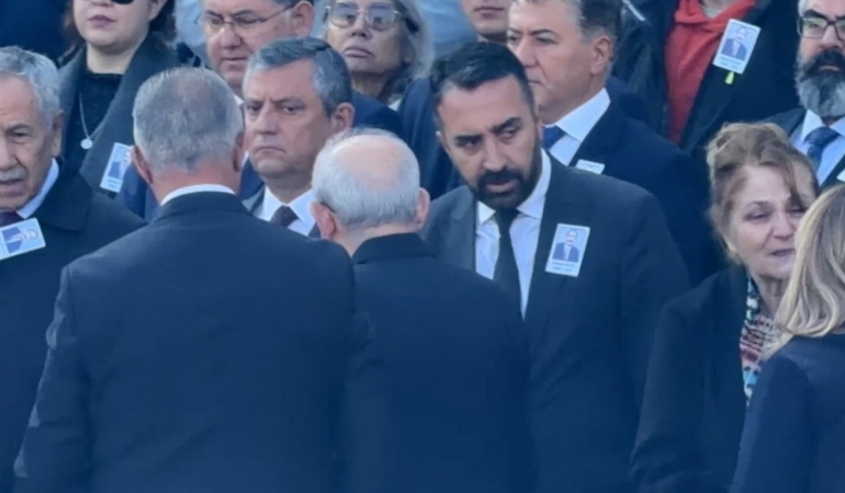 Özgür Özel ve Kemal Kılıçdaroğlu Meclis'teki Cenaze Töreninde Bir Araya Geldi