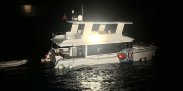 Çanakkale'de batma tehlikesi geçiren teknedeki iki kişi Sahil Güvenlik tarafından kurtarıldı