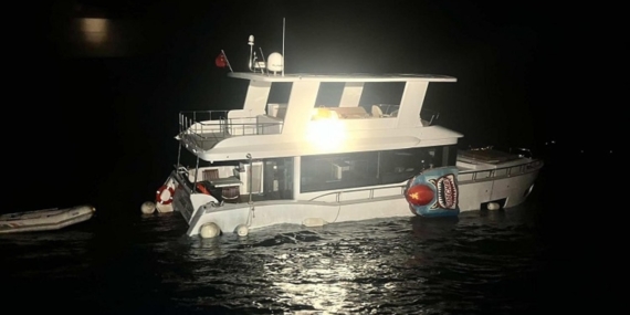 Çanakkale’de batma tehlikesi geçiren teknedeki iki kişi Sahil Güvenlik tarafından kurtarıldı