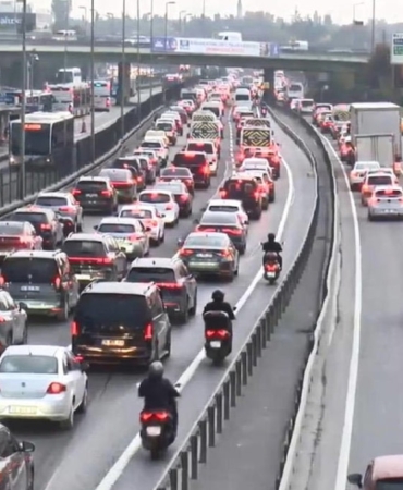 İstanbul'da Pazartesi Sabahı Trafik Yoğunluğu Anadolu Yakasında Yüzde 78'e Dayandı