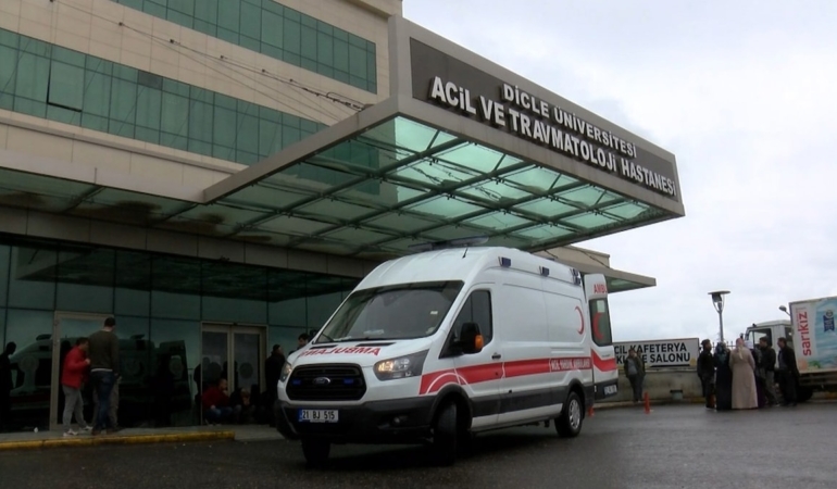 Diyarbakır Sur'daki silahlı kavgada bacaklarından vurulan kişi ağır yaralandı