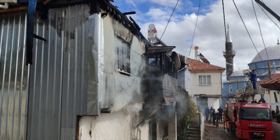 Sandıklı’da İki Katlı Ahşap Evde Çıkan Yangın İtfaiye Tarafından Söndürüldü